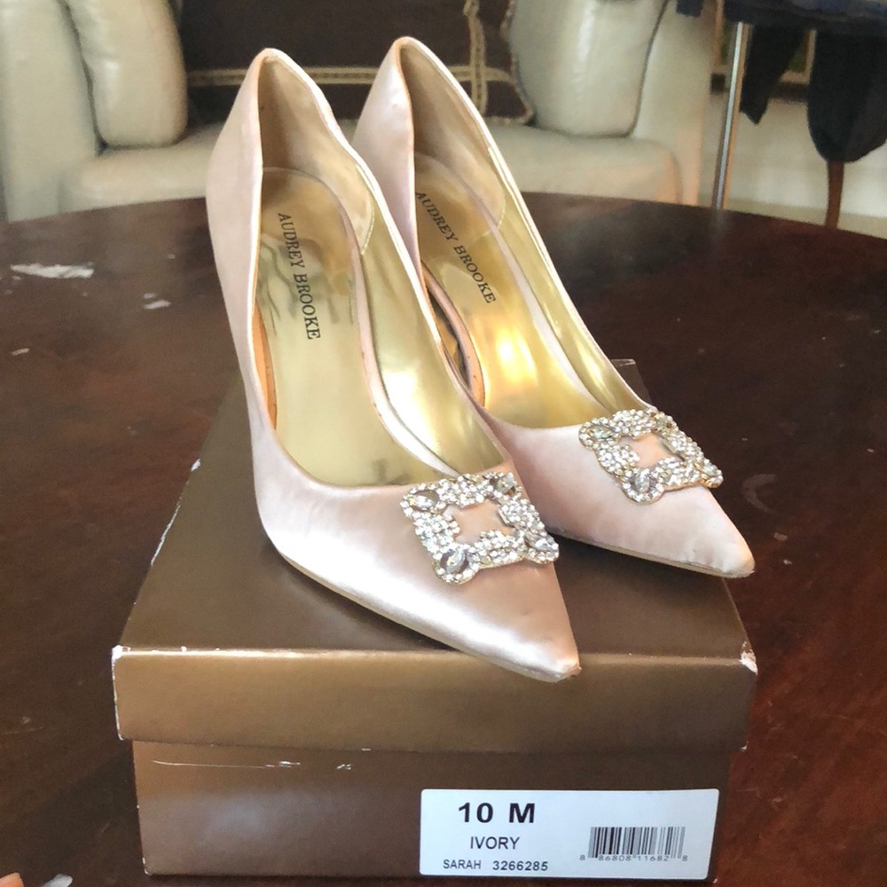 Audrey Brooke Satin Pumps (Manolo Dupe) - Picture 1 of 7